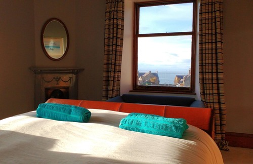 Lossiemouth House | 3 mins to gorgeous quiet beach, seaviews, large rooms with plenty of space