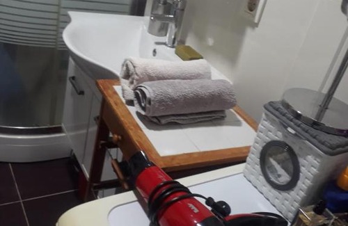 Canakkale Apartment | Convenient Getaway: 3 Mins to Beaches & City Center