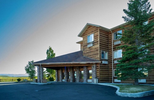 Pinedale House | 3-minute walk to Rendezvous Meadows! Next to a golf course, w/indoor pool & gym