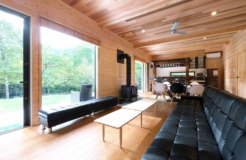 Kitasaku-gun Villa | Convenient Log House Retreat Just 3 Minutes from Karuizawa IC