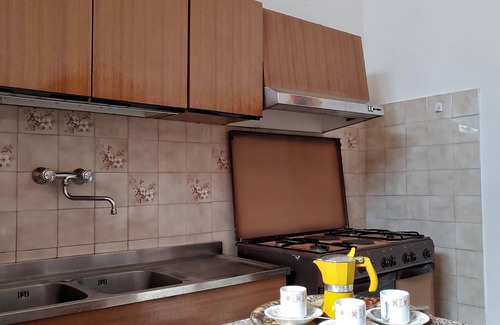 Villaggio delle Mimose House | Cozy Retreat: 3 Minutes from the Sea with Free Wifi