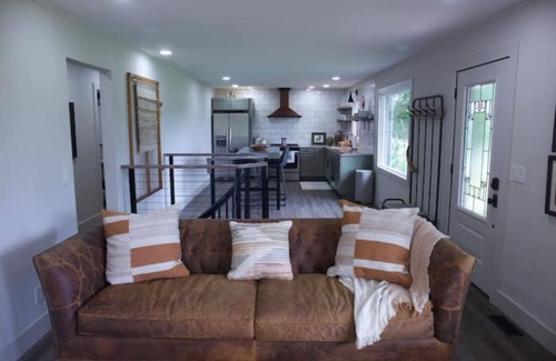 Sparta House | Adventure Awaits: 3 Min to Hiking, Kayaking & Waterfalls!