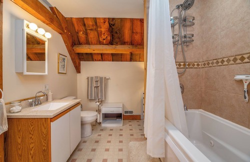 Sunday River Area Apartment | Convenient Access to Ski Lifts & Ocean Views Await You!