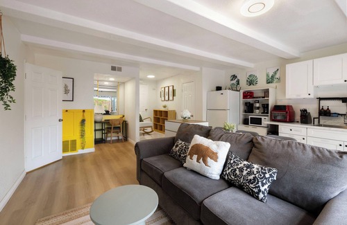 Costa Mesa House | Cozy King Bed with Garden View Near Disneyland and Knott Berry