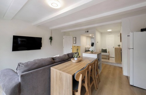 Costa Mesa House | Cozy King Bed with Garden View Near Disneyland and Knott Berry