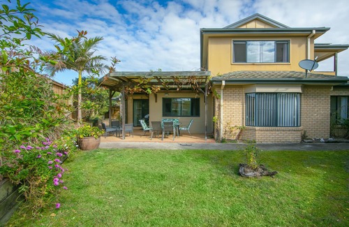 Yamba House | Ideal Stay Steps from Pet-Friendly Pippi Beach & Town