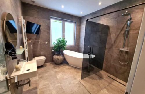 Burgsteinfurt Hotel | Discover 3 Monkeys Hotel: Family-Friendly with Dining Options