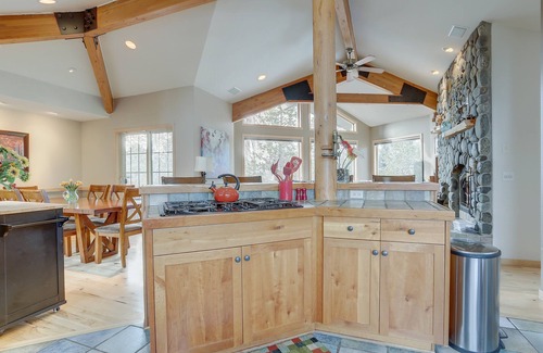 Sunriver House | Inviting 3 Mulligan Home with Hot Tub & Private Deck