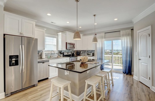 North Topsail Beach House | Book Your Family Getaway: Pool, Hot Tub & Ocean Views!