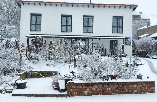 Bad Urach Apartment | Cozy Oceanfront Room with Shower and Sitting Area