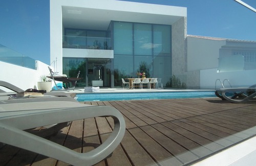 Salema Villa | Discover 3 Palms Salema: Oceanfront Villa with Pool & Views
