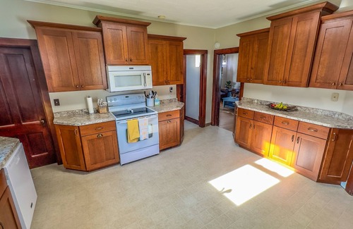 Houston County Other | 3 Peaks Farmhouse: Scenic Views & Hot Tub Access Await