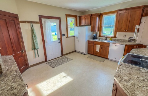Houston County Other | 3 Peaks Farmhouse: Scenic Views & Hot Tub Access Await