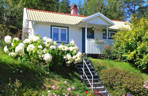 Orust O House | Cozy Holiday Home for 3 in HENÅN with Kitchen and Breakfast