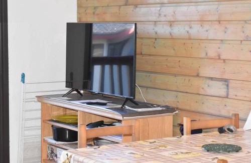 Font-Romeu-Odeillo-Via Apartment | Golf View Apartment with Balcony and Family-Friendly Amenities