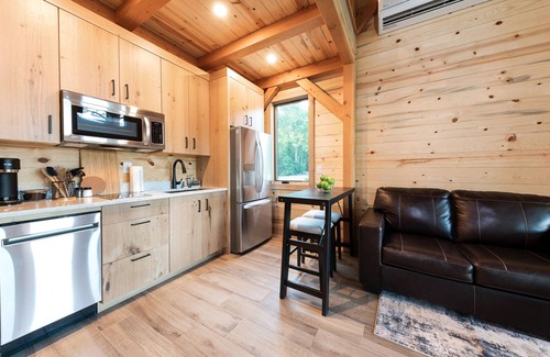 Laura House | Experience Ocean Views at Pinecone Haven Hotel