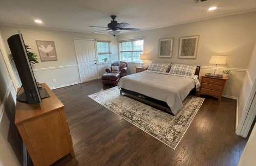 Bryan Other | Cozy Ranch House for Game Days and Weddings with Hot Tub