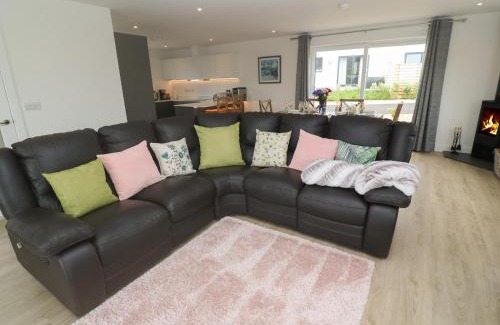 Praa Sands House | Discover 3 Praa Cove: Pet & Child-Friendly Retreat