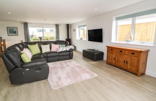 Praa Sands House | Discover 3 Praa Cove: Pet & Child-Friendly Retreat