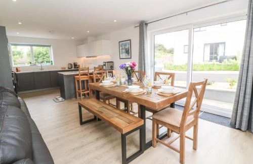 Praa Sands House | Discover 3 Praa Cove: Pet & Child-Friendly Retreat