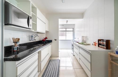 Jardim Centenario Apartment | Cozy 3-Bedroom Retreat in Enseada with Wi-Fi & Chromecast