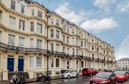 Eastbourne City Centre Apartment | Oceanfront 3 Queens Gardens Sea View Apartment Awaits You