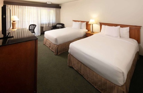 West Bellevue Hotel | Relaxing Units with Complimentary Breakfast & Pet-Friendly Stay!