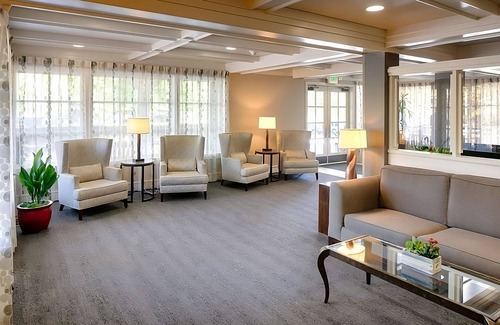 West Bellevue Hotel | Relaxing Units with Complimentary Breakfast & Pet-Friendly Stay!