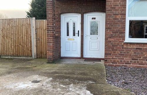 King's Lynn Apartment | Family-Friendly 3 Room Apartment with Kitchen & Breakfast