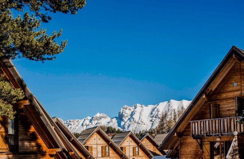 La Joue du Loup Ski Chalet | Comfortable Chalet La Joue du Loup with Pool & Spa Amenities
