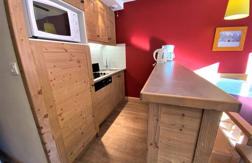 La Perriere Apartment | Discover Apartment La Tania: 2 Bedrooms with Spa & Kitchen