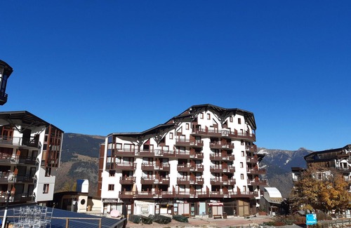 La Perriere Apartment | Discover Apartment La Tania: 2 Bedrooms with Spa & Kitchen