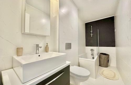 Stefanestii de Jos Apartment | Relax at 3 Rooms A302 StayInn by Cosmopolis with Pool & Ocean Views