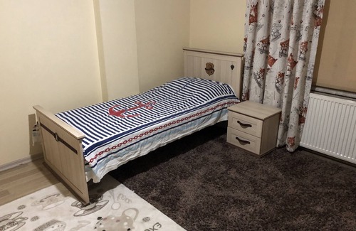 Kucukcekmece Apartment | Family-Friendly 3-Room Flat with Kitchen & Pet Access