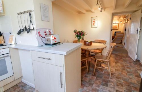 Lansallos House | Experience Comfort at 3 Rose Cottages - Guest Rated 9.7