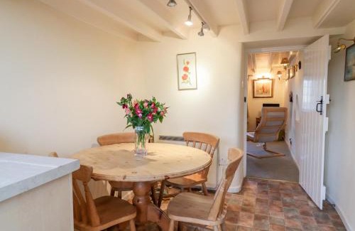 Lansallos House | Experience Comfort at 3 Rose Cottages - Guest Rated 9.7
