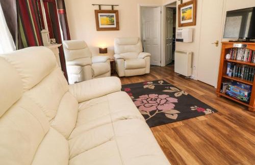Liskeard House | Discover 3 Rosecraddoc Lodge: Family-Friendly Retreat