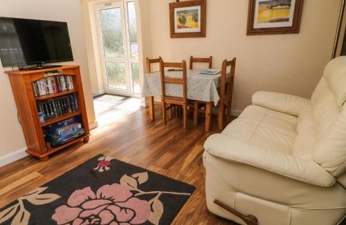Liskeard House | Discover 3 Rosecraddoc Lodge: Family-Friendly Retreat