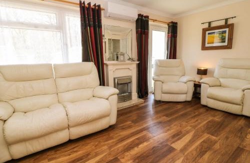 Liskeard House | Discover 3 Rosecraddoc Lodge: Family-Friendly Retreat