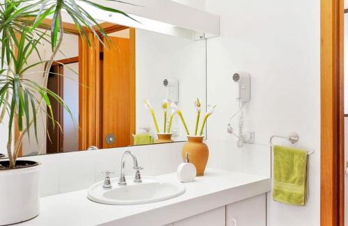 Hayborough House | Beachfront 3 Seagull: Ocean View & Family-Friendly Stay