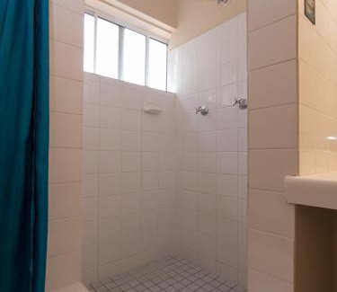 Katoomba Hotel | Inviting 3 Sisters Motel: Family-Friendly with Hot Tub & Breakfast