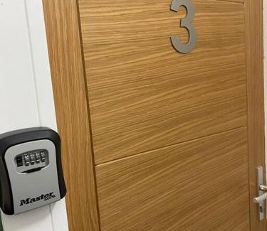 Paisley Apartment | 3 Smithhills Paisley central spacious sleeps 4