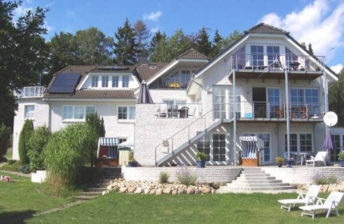 Sierksdorf Apartment | Inviting Oceanfront Retreat at Guesthouse Vogelsang
