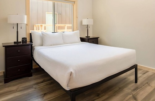 Boardman Hotel | Cozy Rooms with King & Queen Beds and River Views