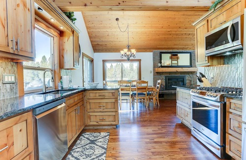Sunriver House | 3 Spyglass Home: Hot Tub, Bikes & Golf Course Retreat
