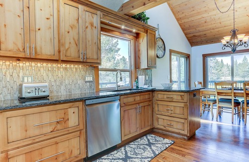 Sunriver House | 3 Spyglass Home: Hot Tub, Bikes & Golf Course Retreat