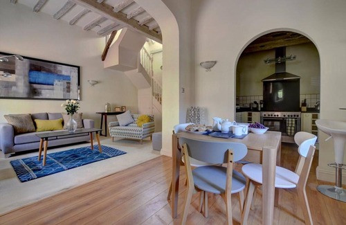 Royal Tunbridge Wells House | Family-Friendly 3 Stable Mews - Two Bedroom House, Sleeps 4