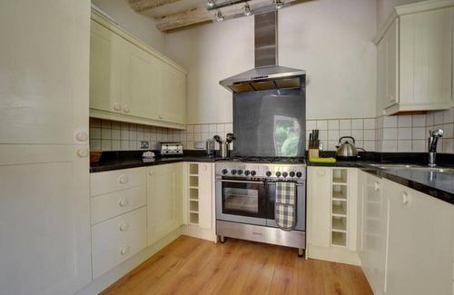 Royal Tunbridge Wells House | Family-Friendly 3 Stable Mews - Two Bedroom House, Sleeps 4
