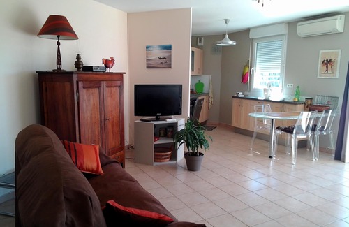 Port Ariane Apartment | Relaxing 3-Star Retreat by the Lake with Ocean Views