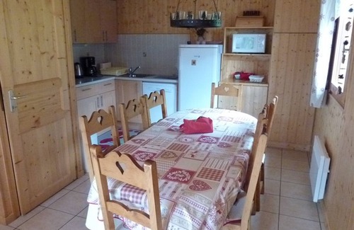 Station de Drouzin le Mont Ski Chalet | Family-Friendly Retreat: Chalet Biot with Spa & Breakfast